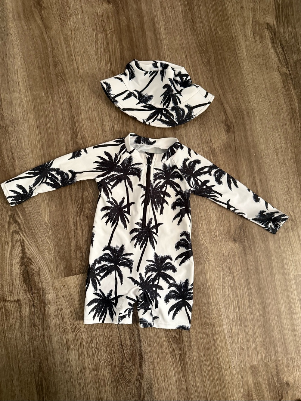 SHEIN White Kids Long-Sleeve Rashguard Set with Black Palm Print